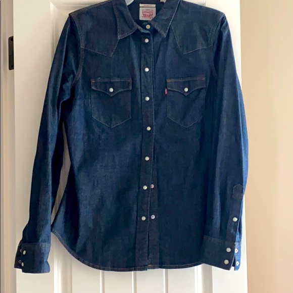 Levi's Tops - Levi Denim, pearl button top 💝